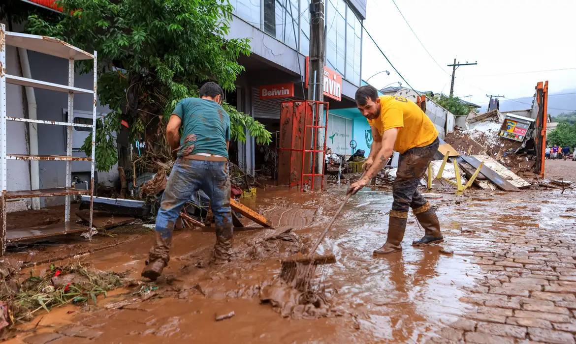 Chuvas no RS: 75 mortos, 839 mil casas sem água e 420 mil sem luz